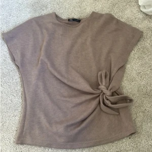 Beige topp med knyt  - Säljer den supersnygga virala tröjan från Zara, storlek S i mycket bra skick. Den finns inte längre på hemsidan 💕