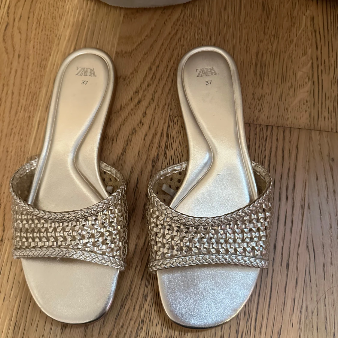 Guldiga sandaler från Zara, flätad rem