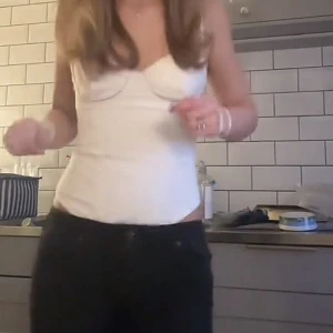 Vit korsettopp med strassdetaljer - Supersnygg vit body  med tunna axelband. Bodyn har glittriga strassdetaljer längs kanterna och bysten, liten fläck men inget som syns mycket💕