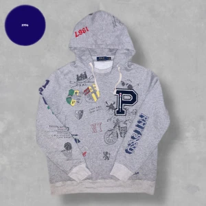 Sällsynt Ralph Lauren Hoodie - Säljer nu denna grymt snygga och slutsålda hoodie från Ralph Lauren. | Hoodien är ett okej skick det finns små defekter därav de billiga priset. Storlek  L men passar även M | Nypris: 2900 kr |