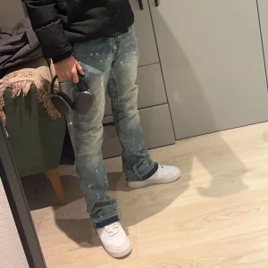 Flared jeans lorenzo veratti - Säljer dessa Lorenzo veratti flared jeansen! Skick 9/10, inga defekter eller liknande! Köpta för 1000kr! Storlek 30, personen på bilden är 180cm lång!
