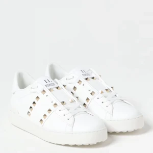 Intresse koll! Valentino Rockstud vita sneakers - Intressekoll på mina snygga vita Valentino Rockstud sneakers. De är använda och slitna längst fram därav pris. Det är guldfärgade nitar längs sidorna. Klassisk låg modell med snörning och platt sula. Skriv för fler bilder och lådan tillkommer