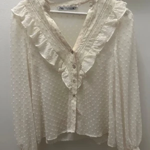 Zara blus - Säljer denna zara blus då den inte kommer till användning! Fråga om det är nått💕