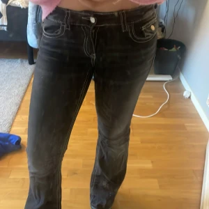 Svarta grå bootcut jeans - Snygga svarta grå jeans med bootcut