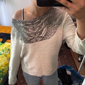 Vit tröja med grått spetsmönster - Står inget inuti tröjan men skulle gissa att det är storlek M/L