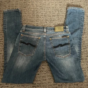 Blåa nudie jeans - Säljer de här blåa nudie jeansen, helt nya knappast orörda!