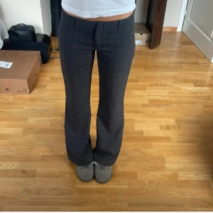 Lågmidjade rutiga bycor - Inte mina bilder!! Sjukt snygga byxor från Orsay! Säljer då dem tyvärr blivit för små för mig, Tjejen på bilden är 177cm. Midja: 40cm Innerben:81