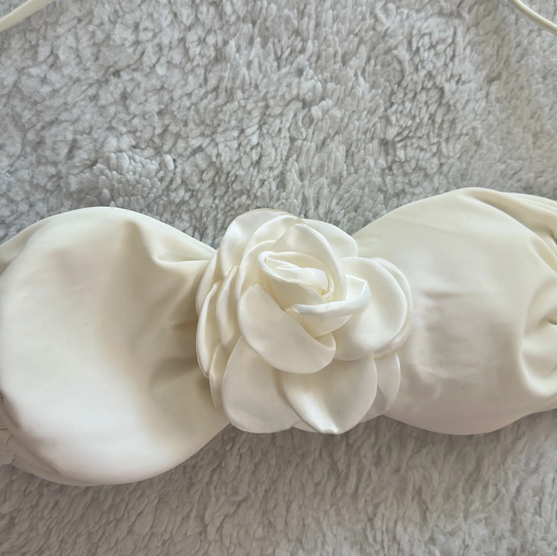 Vit bikiniöverdel med rosett-detalj - 1