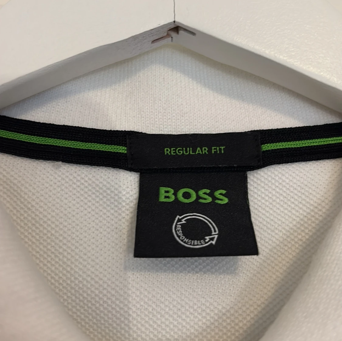 Vit BOSS pikétröja med röd logga - 3