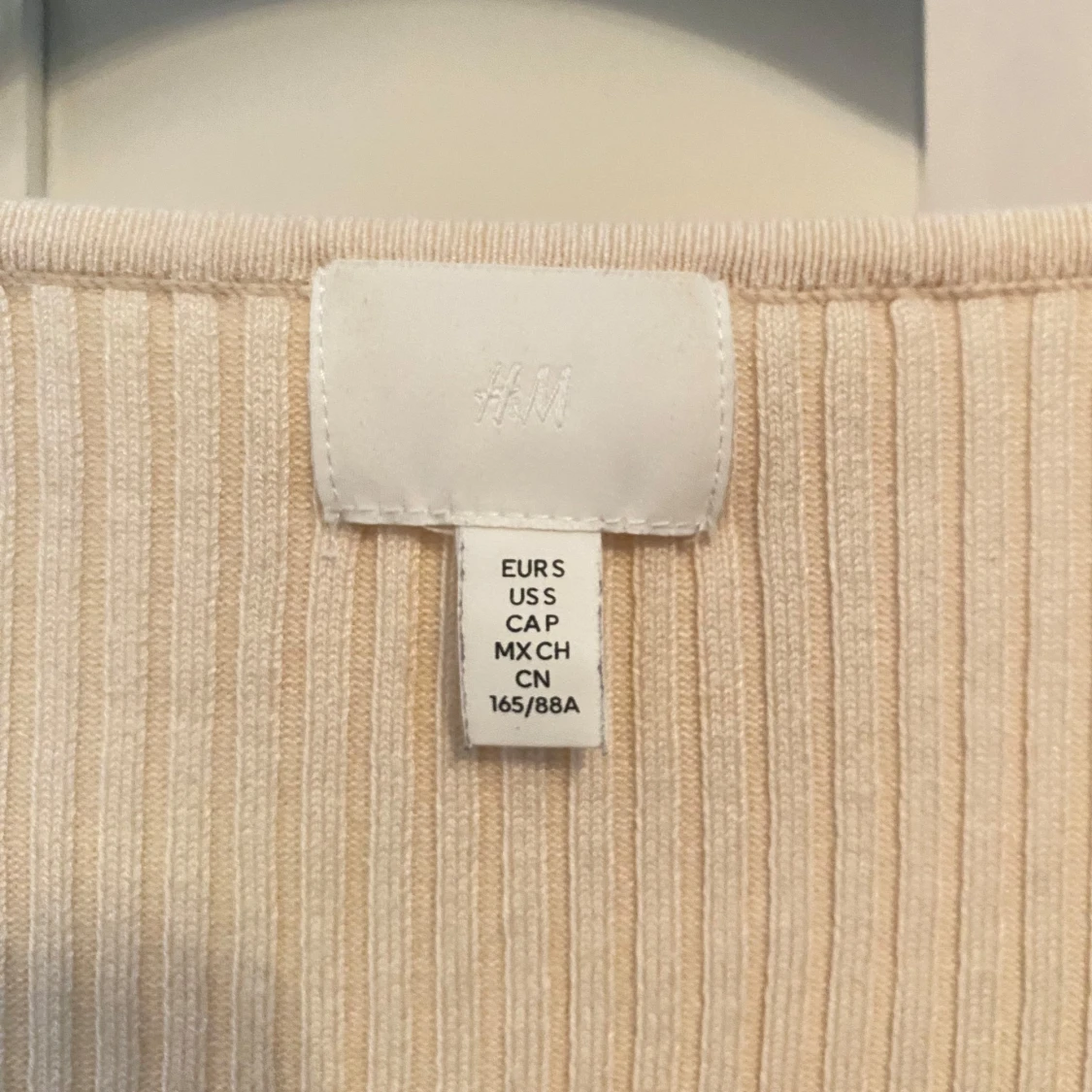 Ribbad ljusbeige topp från H&M - 1