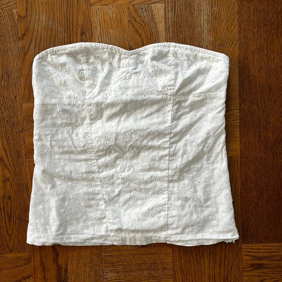 Vit broderad tubtopp i bomull