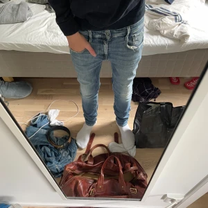 Replay jeans anbass  - Replay anbass jeans i strlk 30/32 | Slitna vid knät elr lite under beroende på hur högt rör lågt du har jeansen | pris kan diskuteras vid snabb affär.
