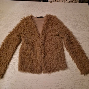 Beige teddyjacka från Gina Tricot - Beige teddyjacka från Gina Tricot i storlek XXS. Inmejacka. 