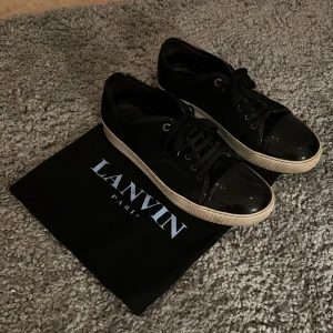 Lanvin Skor - Tjena Tjena, säljer nu mina Lanvin skor i svart färg som är i gott skick. Storlek 44 men passar 45 och kanske 43. Använt en del gånger men mycket liv kvar i skorna, också utan defekter och så. Skick skulle vara 8.5/10 om jag rengör dem. Inget har släppt från skorna. Kan rengöra skorna innan jag skickar iväg dem så de blir mer fräscha. Nypris runt 5000kr, jag säljer dem för 2000kr för skicket skorna är i. Dustbag och skorna följer med. Kontakta mig om du har frågor och priset går att diskutera👍🤗✅