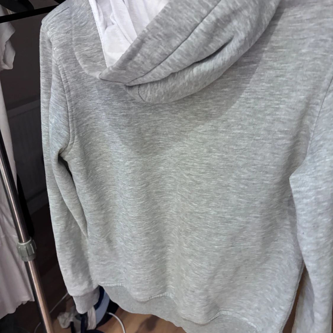 Grå hoodie från Adidas med logga - 1