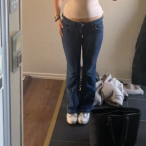 Marinblå jeans - från gina young i storlek 164-S. Stretchigt material, skriv privat för fler bilder! Dom är uppsprättade, jag är 164cm