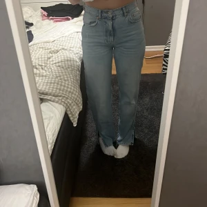 Jeans - Superfina jeans ifrån gina tricot med hög midja och raka i längden, de har även en slits nere vid foten. De är i bra skick, däremot lite slitna deee vid änden (se sista bilden)!💕
