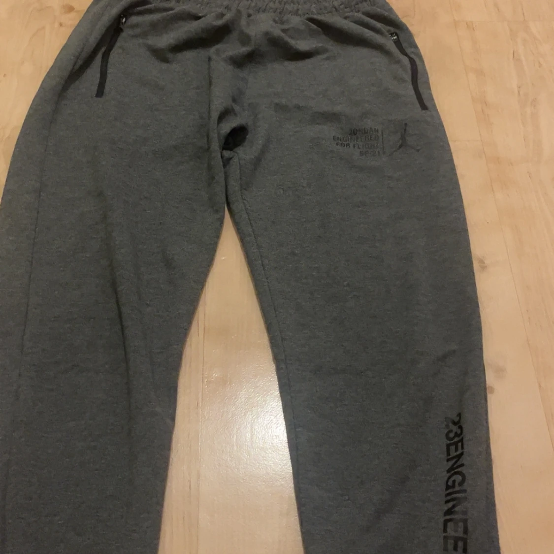 Grå Jordan mjukisbyxor med tryck - 1