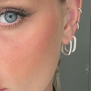 Silvriga fyrkantiga örhängen  - Rektangulära hoops örhängen i 925 sterling silver, super skick fortfarande 🤍  Höjd: 30mm  Orginalpris: 999kr 