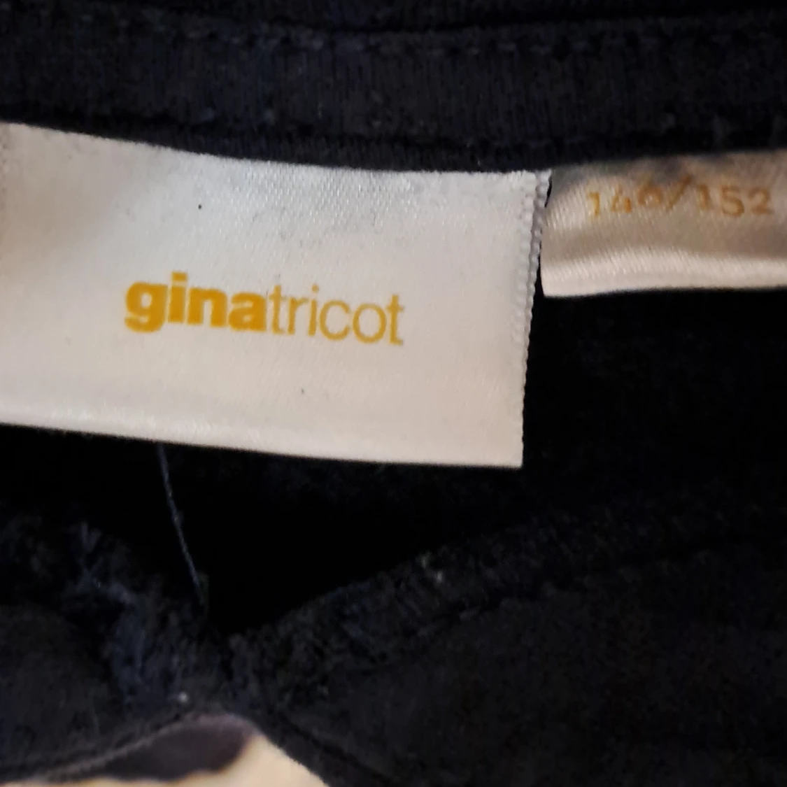 Marinblå hoodie Gina Tricot med glittertext - 3