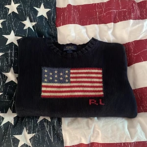 Ralph lauren  - Tja, säljer nu en riktigt trendig Ralph lauren tröja i ett väldigt gott skick 9/10. Inga defekter. Äkthetsbevis finns. Tveka inte att höra av dig vid minsta fundering♠️