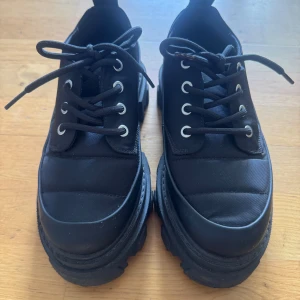 Chunky svarta sneakers/loafers från Ganni - Chunky loafers från Ganni i storlek 37, slitningar på sulan undertill och ena sidan av gummisulan, se bilder. .