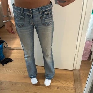 Only jeans  - Säljer ett par Only jeans i ljusblå tvätt med snyggt slitna detaljer och klassiska fem fickor. Jeansen har bootcut passform och låg midja. Lite slitningar mellan benen men sydda hos skräddare så att de ej ska gå upp mer. Skriv för mer info! Är i W31 men passar nog W28 lite för stora för mig som har W27  💕💕