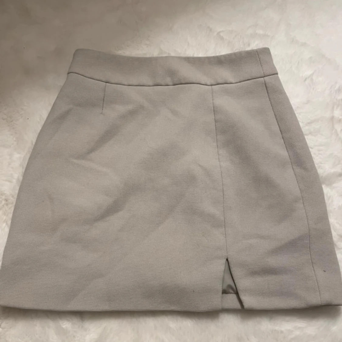 Beige kortkjol med slits