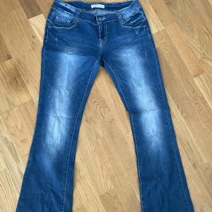 Mörkblå jeans - Supersnygga lågmidjade bootcut jeans i färgen blå! Vintage och går inte att få tag på längre! M , midja: 38 cm, midjehöjd: 20 cm, innerben: 80 cm