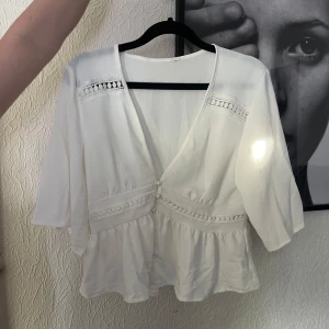 ZARA Vit blus med spets och volang - Superfin vit blus med v-ringning, knappar framtill och dekorativa spetsdetaljer vid axlar och midja. Knappt använd 💓
