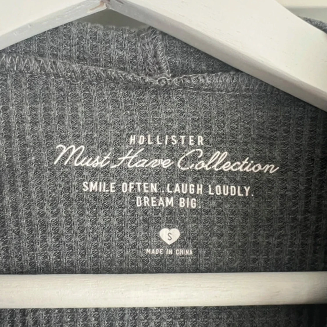 Grå hoodie från Hollister med ränder - 2