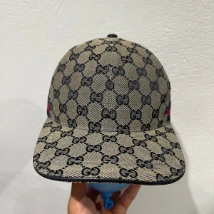 Gucci keps marinblå - Säljer marinblå Gucci keps 🧢 – helt ny, aldrig använd ❗ Röd & blåa streck ger den en fet look 🔥 Formad för dig på köpet ✔️ slipp fixa själv Kolla bilderna noga innan du köper 📸 och nöj dig med dom – inga returer ❌  Frakt inom 24h ✉️⏱️ Skicka DM vid intresse 💬  Stilren & lyxig vibe ✨ – perfekt till sommaren ☀️  Gucci-stil på nästa nivå ⬆️ Snapback / Adjustable ⚙️  Marinblå med röda & blåa detaljer – clean & snygg ⚡  ⚠️ Först till kvarn ⚠️ ‼️ Endast seriösa köpare ‼️