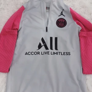PSG långärmad träningströja Jordan - PSG tröja som är super skön och lätt att röra sig i, använt flertal gånger men har inga skador på sig! Storlek S och kan gå ner i pris! 