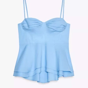 Ljusblå linnetopp med volang - ENDAST UPPE I NÅN DAG INNAN JAG LÄMNAR TILLBAKA!Fin topp som passar väldigt bra till sommaren obs liten i storleken! Helt ny och har lapp och allt, aldrig använts