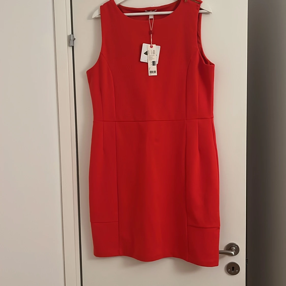 Röd ärmlös kortklänning