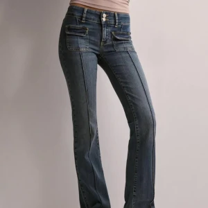 Blå bootcut jeans med fickdetaljer - Nelly helt oanvända jeans❤️