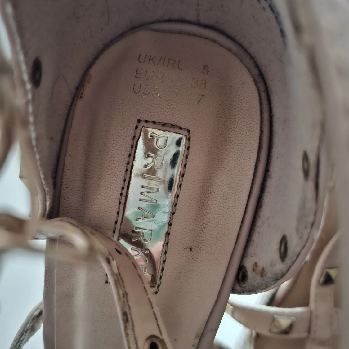 Beige pumps med nitar från Primark - 1