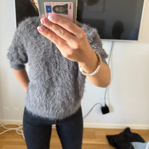 Mysig Carin Wester tröja! - Grå, söt, mysig carin wester tröja! Storlek M men krympte i tvätten, sitter så här på mig som har xs/s :))