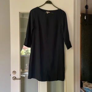 Mörkgrön klänning från hm - Mörkgrön klänning från hm med band i midjan. Klänningen är bara provad aldrig använd. 