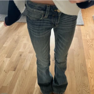 Lågmidjade jeans - Galet snygga jeans från cheap Monday!! Nyskick och aldrig använda, dock är de uppsydda för att passa 165cm. Strlk 32/32😽😽 Coola detaljer i jeanstyget