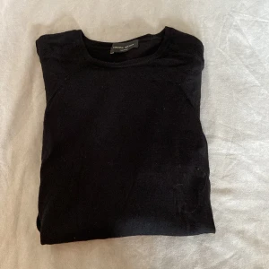 Svart långärmad tröja Roberto Collina - En svart långärmad tröja från Roberto Collina i mjuk bomull. Enkel och stilren design med rund halsringning, perfekt till jeans eller kjol. Tröjan har en klassisk passform och är riktigt skön att bära. Storlek: XS/S, skick: 5/10, kontakta vid frågor!