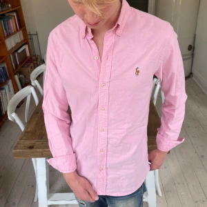 Rosa Ralph Lauren skjorta  - Sjukt snygg rosa Ralph Lauren skjorta i perfekt skick 🙌 skriv vid fråga 👍 