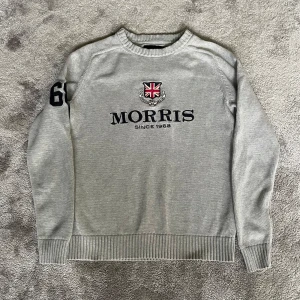 Grå stickad tröja från Morris - Snygg grå stickad tröja från Morris i fint skick och utan hål eller liknande. Tröjan är i storlek small. Hör av dig om du undrar över något. 