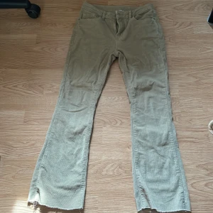 Beiga bootcut byxor - Klippta, inga defekter, skriv vid fundering