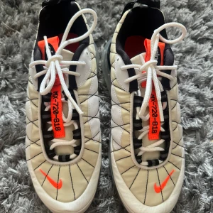 Nike Air Max MX-720-818 vita sneakers - Nike Air Max MX-720-818 sneakers i vitt med svarta detaljer och orangea accenter. Använda ett par fåtal gånger. Säljer för de ej kommer till användning 🩷