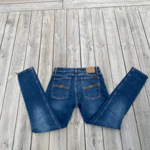 Blå jeans från Nudie Jeans - Snygga blå jeans från Nudie🙌 Storleken är 32/30 och färgen är mycket fin✨ Skicket är iprincip nytt💫Kontakta mig vid intresse och frågor👍