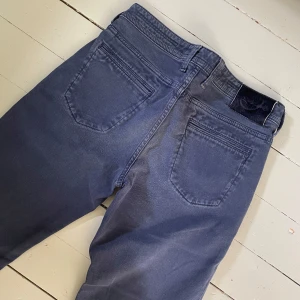 Jacob Cohen  - Tjena! Säljer dessa Jacob Cohën Jeans i Storlek 31✔️Mycket fint skick✔️ Modell på bilden 180cm 62kg✔️ Nypris 4000kr✔️Har du någon fråga eller fundering så är de bara att skriva✔️