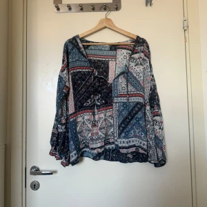 Odd molly blus  - Säljer en superfin blås blus med detaljer i bland annat marinblått, vitt, och rött. Från märket Odd Molly i storlek 2 som enligt deras storleksguide motsvarar en storlek M. Mycket fint skick, jag hittar inga synlig anmärkningar eller defekter.  