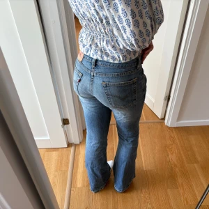 Lågmidjade Jeans - Supersnygga jeans från Levis💞 Lågmidjade och utsvängda. Uppsprättade där nere!                              Midjemått: 38-39 cm, innebensmått: 81 cm