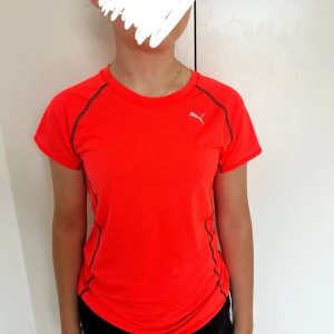 Tränings t-shirt från Puma - Tränings t-shirt från puma i en korallröd färg💕